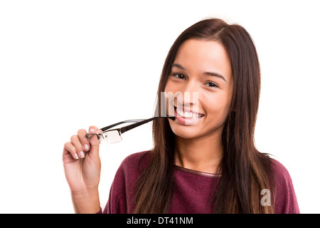 Asiatische Frau, die lässig Gläser, posiert in weißen isolierten Stockfoto