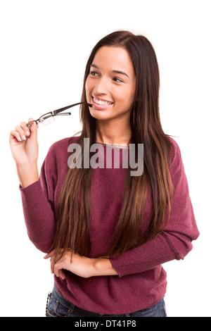 Asiatische Frau, die lässig Gläser, posiert in weißen isolierten Stockfoto