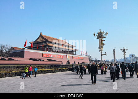 Touristen besuchen Tiananmen an einem sonnigen Tag Stockfoto