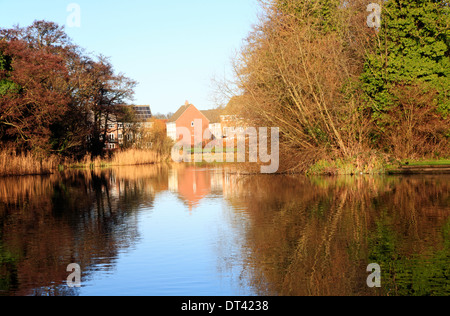 Ein Blick auf den Fluss Wensum aus des Marriotts Weg flussaufwärts von Norwich, Norfolk, England, Vereinigtes Königreich. Stockfoto