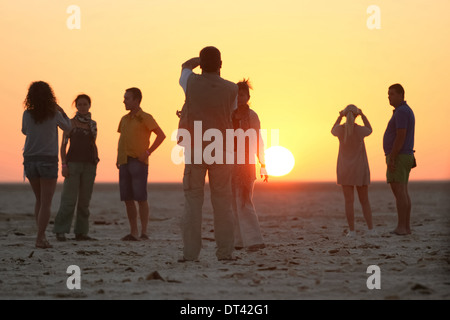 Touristen beobachten und fotografieren den Sonnenaufgang am Chott El Jerid, einem großen Salzsee in Süd-Tunesien. Stockfoto