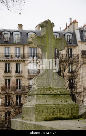 Kopf Stein auf einem Grab Pere Lachaise, Paris Gebäude im Hintergrund auf dem größten Friedhof in Paris, Frankreich. Stockfoto