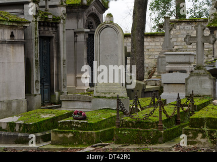 Blick auf dem Père Lachaise, der größte Friedhof in Paris, Frankreich. Stockfoto