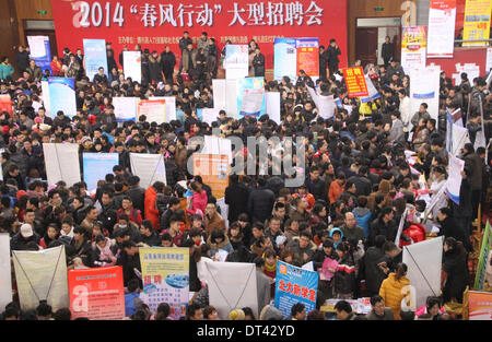 Binzhou, China Shandong Provinz. 8. Februar 2014. Jobsuchenden Schwarm in eine Jobmesse in Boxen, County Binzhou Stadt, Ost-China Shandong Provinz, 8. Februar 2014. Während der chinesischen lunar Neujahr zu einem Ende zeichnete, haben viele Menschen auf der Suche nach Jobs vor kurzem begonnen. © Chen Bin/Xinhua/Alamy Live-Nachrichten Stockfoto