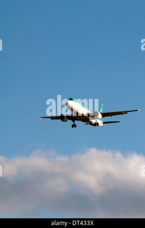 Aer Lingus Airbus A320 (EI-CVA) nähert sich Flughafen Birmingham, UK Stockfoto