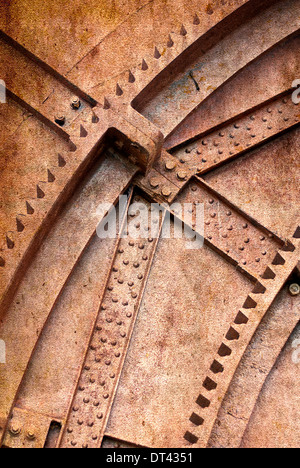 Hintergrund der Nieten und Schrauben auf rostigen Metallen Stockfoto