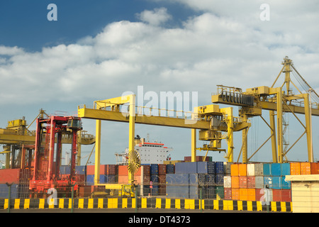 Containerschiff der Container-Hafen terminal verlassen Stockfoto
