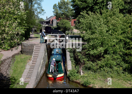 Ein Narrowboat Eingabe sperren 39 von Stoke auf Trent Flug von Sperren auf dem Trent und Mersey Kanal in Etrurien Stockfoto