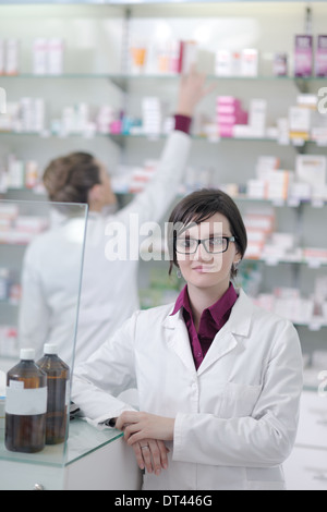 Team von Apotheker Apotheke Frau in Apotheke Drogerie Stockfoto