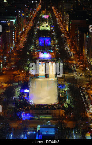 Sapporo, Japan. 8. Februar 2014. Gesamtansicht von der Sapporo Snow Festival wo Projektions-Mapping mit großer Wirkung, fantastische Bilder an eine Eisskulptur der das Mausoleum Itmad-Ud-Daulah aus Agra, Indien auf der 65. Sapporo Snow Festival 2014 in Sapporo, Japan projizieren verwendet worden ist. Massen wurden durch eine unglaubliche light &amp; sound Show mit computergesteuerten Zauberei und Effekten unterhalten. Bildnachweis: Paul Brown/Alamy Live-Nachrichten Stockfoto