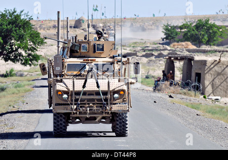 US-Armeesoldaten sucht nach Aufständischen Taliban aus dem Turm eine Mine-resistente, Hinterhalt geschützt All - Terrain-Fahrzeug während der Operation Southern Strike II 4. Juni 2012 in Spin Boldak, Provinz Kandahar, Afghanistan. Stockfoto