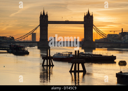 Sonnenaufgang an der Tower Bridge in London. Stockfoto