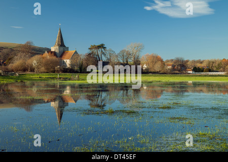 St Andrew Church ("Kathedrale der Downs") in überfluteten Touristenort, malerischen mittelalterlichen Dorf in East Sussex, England. Stockfoto