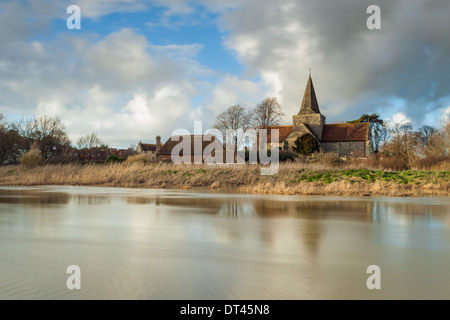 St Andrew Church ("Kathedrale der Downs") in überfluteten Touristenort, einem malerischen mittelalterlichen Dorf in East Sussex, England. Stockfoto