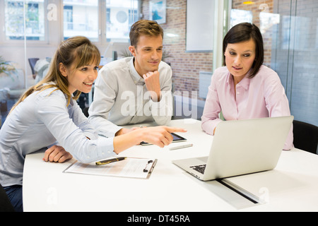 Geschäftsfrau Geschäftsmann Wiedervereinigung Computer Schreibtisch Kollegen Stockfoto