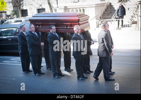 Manhattan, New York, USA. 7. Februar 2014. Der Sarg Holding Schauspieler PHILIP SEYMOUR HOFFMAN ist in der Kirche St. Ignatius Loyola, 7. Februar 2014 durchgeführt. Bildnachweis: Bryan Smith/ZUMAPRESS.com/Alamy Live-Nachrichten Stockfoto