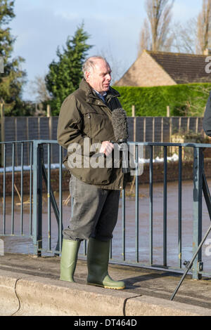 Burrowbridge, Somerset, UK. 8. Februar 2014. Konservative MP Herr Ian Liddell-Grainger interviewt von BBC News am 8. Februar 2014 stand auf der Brücke über den Fluß Parrett auf die A361 am Burrowbridge, Somerset. Wegen starker Regenfälle haben die Flüsse Parrett und Ton ihre Banken platzen, Überschwemmungen in der Nähe von Ackerland und verlassen unter Wasser Häuser. Nach besuchen von Herrn Chris Smith und David Cameron gestern eine schwere Wasseralarm bleibt und einige Bewohner zu evakuieren gesagt worden. Die Somerset Niveaus haben erlebt den schlimmsten Überschwemmungen in der lebendigen Geschichte. Bildnachweis: Nick Kabel/Alamy Live Stockfoto