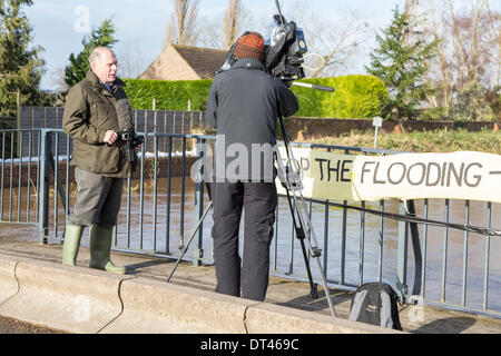 Burrowbridge, Somerset, UK. 8. Februar 2014. Konservative MP Herr Ian Liddell-Grainger interviewt von BBC News am 8. Februar 2014 stand auf der Brücke über den Fluß Parrett auf die A361 am Burrowbridge, Somerset. Wegen starker Regenfälle haben die Flüsse Parrett und Ton ihre Banken platzen, Überschwemmungen in der Nähe von Ackerland und verlassen unter Wasser Häuser. Nach besuchen von Herrn Chris Smith und David Cameron gestern eine schwere Wasseralarm bleibt und einige Bewohner zu evakuieren gesagt worden. Die Somerset Niveaus haben erlebt den schlimmsten Überschwemmungen in der lebendigen Geschichte. Bildnachweis: Nick Kabel/Alamy Live Stockfoto