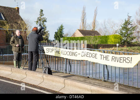 Burrowbridge, Somerset, UK. 8. Februar 2014. Konservative MP Herr Ian Liddell-Grainger interviewt von BBC News am 8. Februar 2014 stand auf der Brücke über den Fluß Parrett auf die A361 am Burrowbridge, Somerset. Wegen starker Regenfälle haben die Flüsse Parrett und Ton ihre Banken platzen, Überschwemmungen in der Nähe von Ackerland und verlassen unter Wasser Häuser. Nach besuchen von Herrn Chris Smith und David Cameron gestern eine schwere Wasseralarm bleibt und einige Bewohner zu evakuieren gesagt worden. Die Somerset Niveaus haben erlebt den schlimmsten Überschwemmungen in der lebendigen Geschichte. Bildnachweis: Nick Kabel/Alamy Live Stockfoto