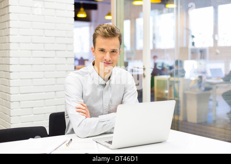 Männlichen Computerschreibtisch Kamera suchen Stockfoto