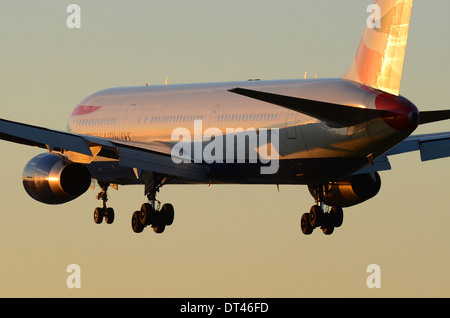 British Airways Boeing 767-300 Flugzeugflugzeug reg G-BNWS landet auf dem Flughafen London Heathrow gegen Sonnenuntergang, Großbritannien. Dämmerung Stockfoto