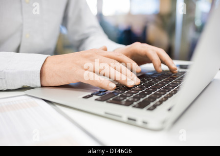 Männliche Hände Finger Computertisch Stockfoto