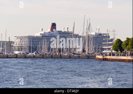 Kreuzer Queen Elizabeth im Hafen von Kiel, Deutschland, Stockfoto
