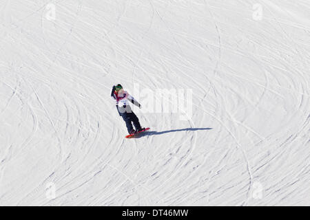 Sotschi, Russland. 6. Februar 2014. 6. Februar 2014, Rosa Khutor, Russland bei den Olympischen Winter-Spiele-Sochi2014. Damen snowboard Slopestyle Qualifikationen in Rosa Khutor Extreme Park. Jenny Jones aus Großbritannien, entkernt, aber nach einem gescheiterten Versuch bessern ihr Lächeln führen Sie zunächst Partitur. 5. würde sie in ihre Hitze, vor den Toren der Finale Vorqualifikation Blase beenden. Bildnachweis: Action Plus Sport Bilder/Alamy Live News Stockfoto