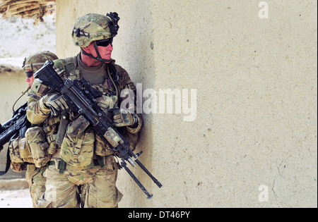 US-Armeesoldaten mit der 2nd Infantry Division bieten Sicherheit mit einem leichten Maschinengewehr M249 während der Operation Southern Strike II 6. Juni 2012 in Spin Boldak, Provinz Kandahar, Afghanistan. Stockfoto