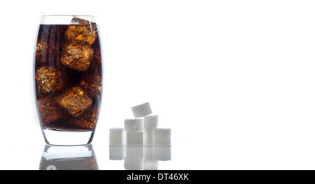 Bild zeigt Zuckergehalt von 330ml Cola Zucker Klumpen Stockfoto