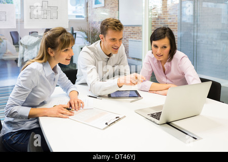 Geschäftsfrau Geschäftsmann Wiedervereinigung Computer Schreibtisch Kollegen Stockfoto