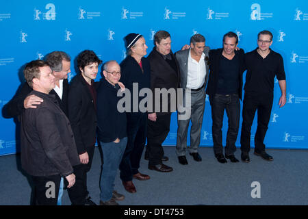 Berlin, Deutschland. 8. Februar 2014. George Clooney Kanonenbunker "THE MONUMENTS MEN" Berlinale und mit Matt Damon, Bill Murray, John Goodman, Jean Dujardin, Bob Balaban, Hugh Bonneville, Dimitri Leonidas, Justus von Dohnányi, Grant Heslov für den Fototermin. Goncalo Silva/Alamy Live-Nachrichten Stockfoto