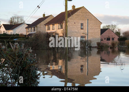 East Lyng, Somerset, UK. 7. Februar 2014. Schwere Überschwemmungen im Dorf East Lyng am 7. Februar 2014. Wasser aus den Flüssen Parrett Ton traten über die Ufer und fünfundsechzig Quadratmeilen Ackerland, einschließlich mehrere Dörfer überflutet. Eine schwere Wasseralarm bleibt im Bereich zwischen Lyng und Burrowbridge wo gibt es eine Gefahr für das Leben. Wasser steigt schnell im Dorf und hat damit begonnen, einige Häuser überflutet. Einige Anwohner wurden gebeten, zu evakuieren, sondern haben beschlossen, zu bleiben. Bildnachweis: Nick Kabel/Alamy Live-Nachrichten Stockfoto