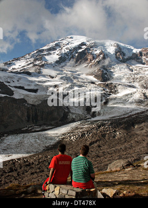 Touristen Anzeigen der Nisqually Gletscher vom Gletscher Vista oben Paradies im Mount Rainier National Park 12. Oktober 2004 in Ashford, WA. Stockfoto