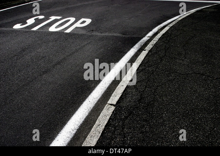 Stopp-Signal auf die Straße gemalt Stockfoto