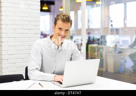 Männlichen Computerschreibtisch Kamera suchen Stockfoto