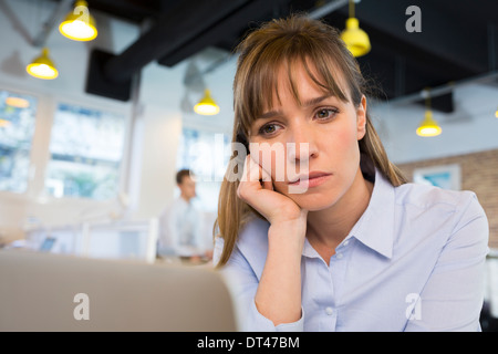 Weibliche Geschäft müde Schreibtisch-computer Stockfoto