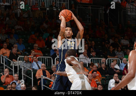 Coral Gables, FL, USA. 5. Februar 2014. Cameron Wright #3 von Pittsburgh in Aktion während der NCAA Basketball-Spiel zwischen den Miami Hurricanes und den Pittsburgh Panthers im Bank United Center in Coral Gables, FL. Die Panthers besiegten die Hurricanes 59-55. © Csm/Alamy Live-Nachrichten Stockfoto