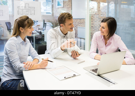 Geschäftsfrau Geschäftsmann Wiedervereinigung Computer Schreibtisch Kollegen Stockfoto