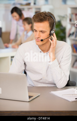 Männchen rufen Computer Schreibtisch Videokonferenz Stockfoto