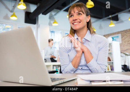 Lächelnde Business Frau fröhlich Schreibtisch Zufriedenheit Stockfoto