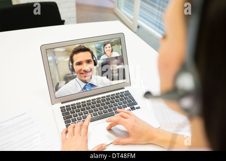 Frau Mann-Business-Notebook rufen Sie per Videokonferenz Stockfoto