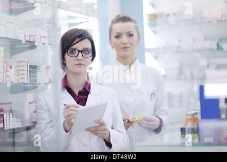 Team von Apotheker Apotheke Frau in Apotheke Drogerie Stockfoto