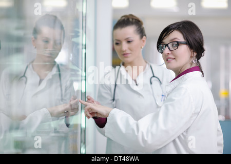 Team von Apotheker Apotheke Frau in Apotheke Drogerie Stockfoto