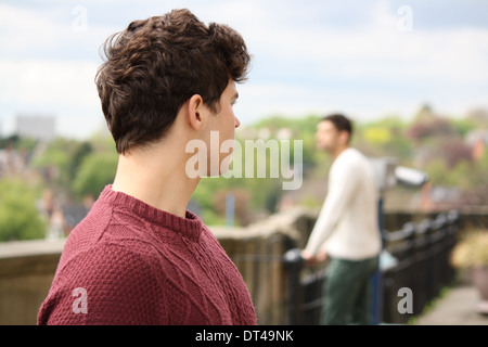 Mann wegsehen. Stockfoto