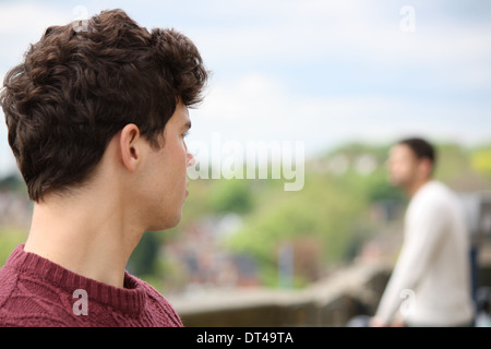 Mann wegsehen. Stockfoto