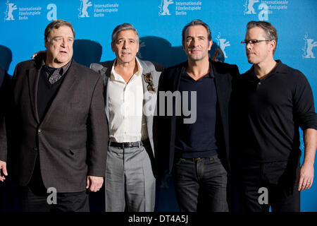 Berlin, Deutschland. 8. Februar 2014. US-Schauspieler John Goodman (L-R), George Clooney und Matt Damon (R) und ihren französischen Kollegen Jean Dujardin (2-R) Haltung während der Fototermin für "The Monuments Men" auf die 64. jährliche Berlinale in Berlin, Deutschland, 8. Februar 2014. Der Film ist inoffiziell auf der Berlinale vorgestellt, die vom 06. bis 16. Februar 2014 läuft. Foto: TIM BRAKEMEIER/DPA/Alamy Live-Nachrichten Stockfoto