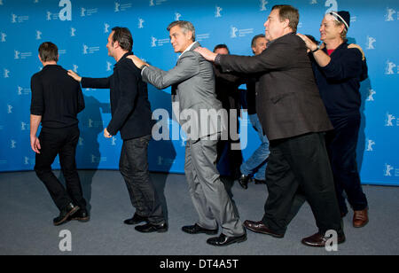 Berlin, Deutschland. 8. Februar 2014. US-Schauspieler Bill Murray (R-L), John Goodman, George Clooney und Matt Damon (L) und ihren französischen Kollegen Jean Dujardin (2 L) während der Fototermin für "The Monuments Men" auf die 64. jährliche Berlinale in Berlin, Deutschland, 8. Februar 2014 darstellen. Der Film ist inoffiziell auf der Berlinale vorgestellt, die vom 06. bis 16. Februar 2014 läuft. Foto: TIM BRAKEMEIER/DPA/Alamy Live-Nachrichten Stockfoto