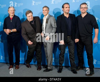 Berlin, Deutschland. 8. Februar 2014. US-Schauspieler Bill Murray (L-R), John Goodman, George Clooney und Matt Damon (R) und ihren französischen Kollegen Jean Dujardin (2-R) während der Fototermin für "The Monuments Men" auf die 64. jährliche Berlinale in Berlin, Deutschland, 8. Februar 2014 darstellen. Der Film ist inoffiziell auf der Berlinale vorgestellt, die vom 06. bis 16. Februar 2014 läuft. Foto: TIM BRAKEMEIER/DPA/Alamy Live-Nachrichten Stockfoto