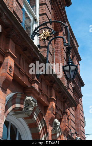 Kunstvolle Eisen Lampe über der Eingangstür zum Lewes Rathaus in East Sussex, England Stockfoto